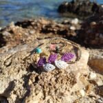 Μακραμέ βραχιόλι ποδιού μπεζ με φύλλα μωβ-άσπρο