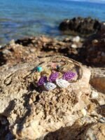 Μακραμέ βραχιόλι ποδιού μπεζ με φύλλα μωβ-άσπρο