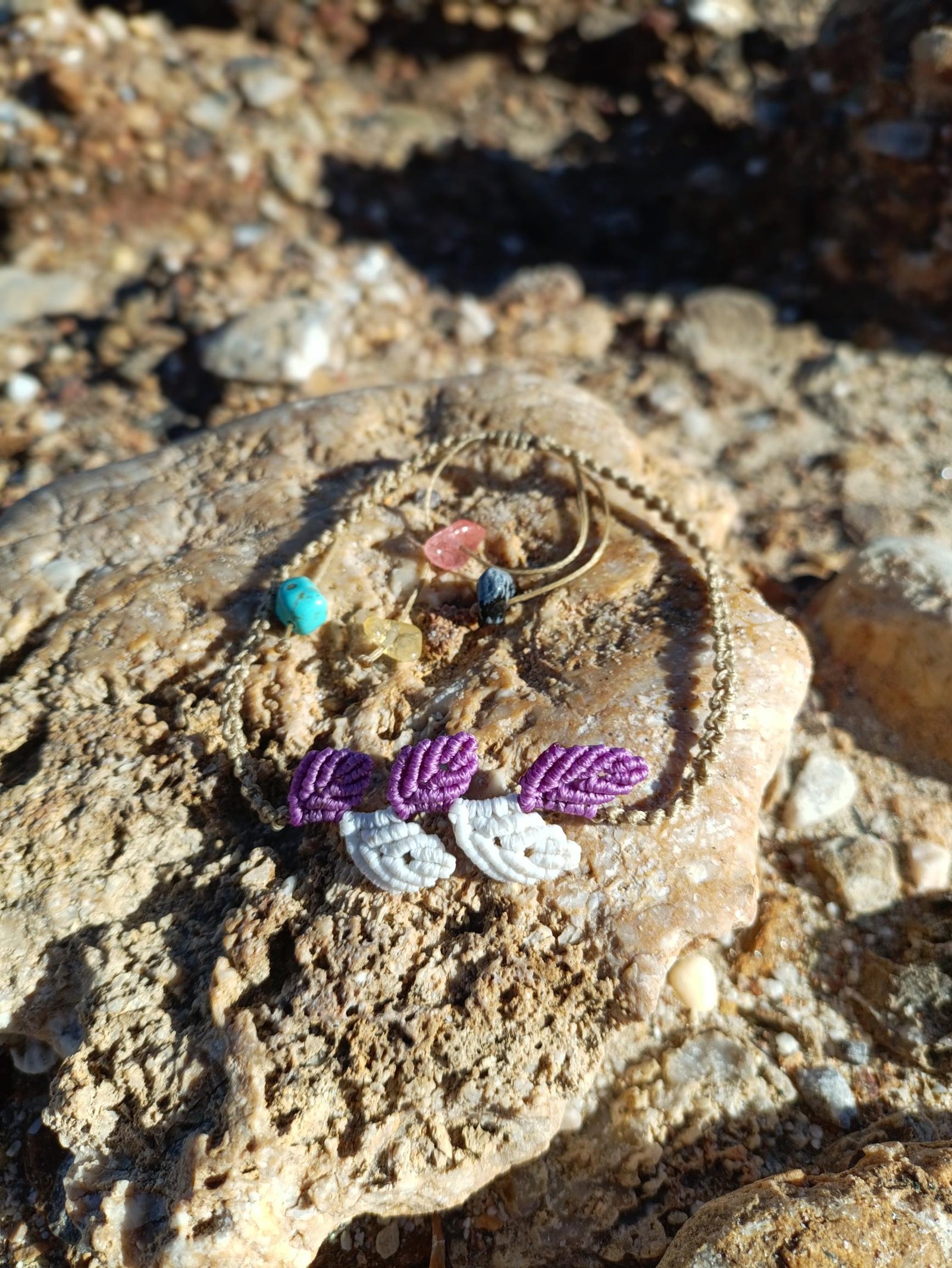 IMG_20251025_113518 Μακραμέ βραχιόλι ποδιού μπεζ με φύλλα μωβ-άσπρο - Image 2