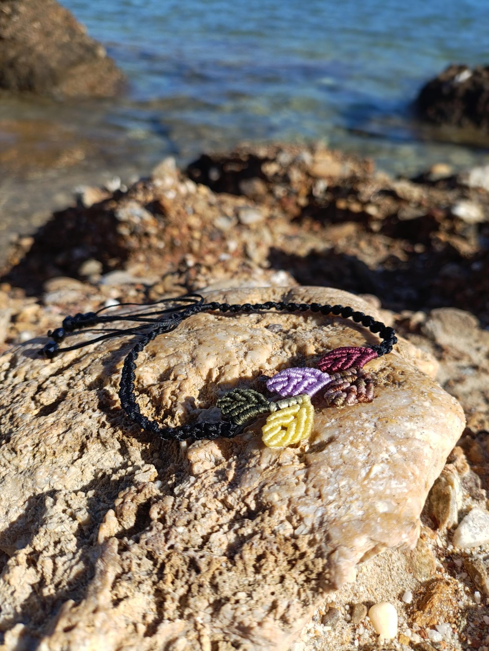 IMG_20251025_113603 Μακραμέ βραχιόλι ποδιού μαύρο με φύλλα χρωματιστά - Image 2