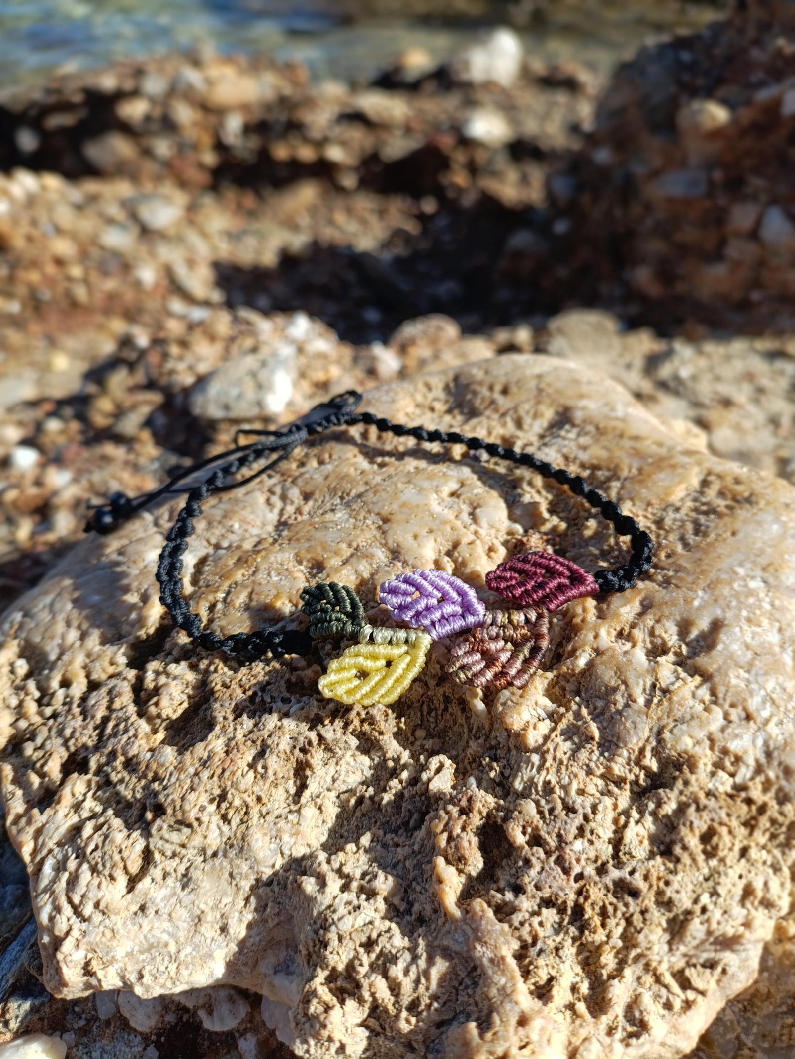 IMG_20251025_113613 Μακραμέ βραχιόλι ποδιού μαύρο με φύλλα χρωματιστά - Image 3