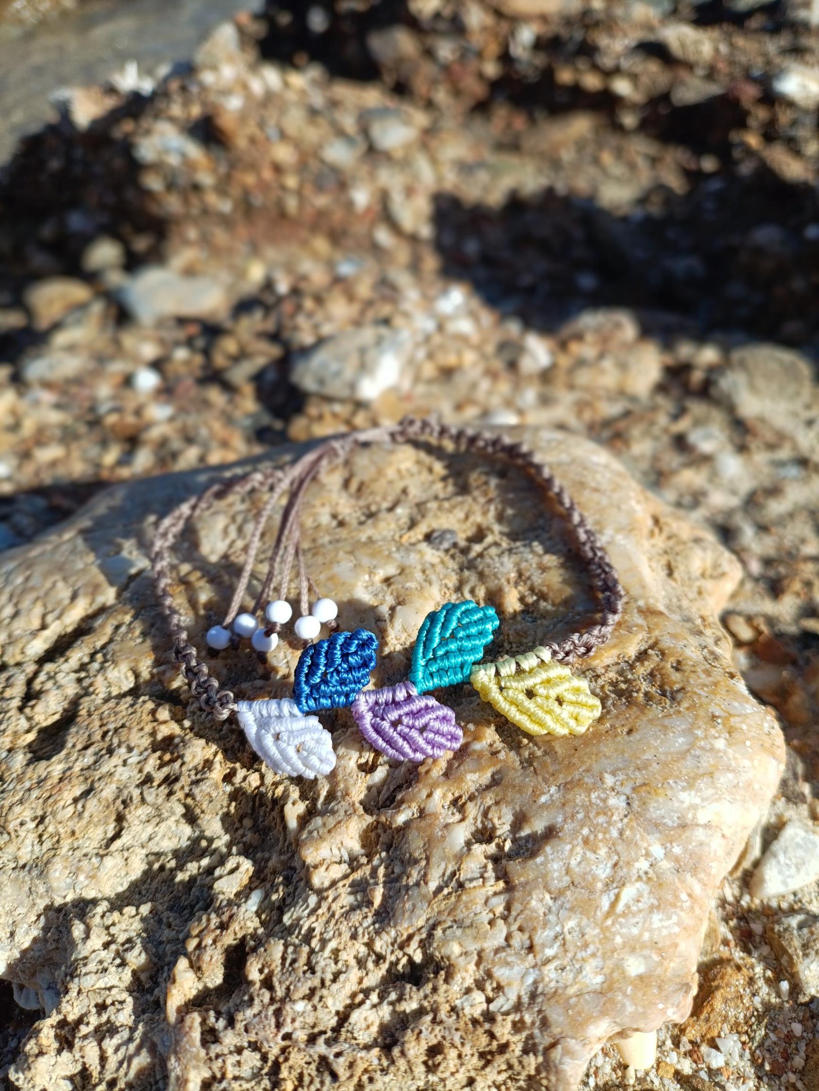 IMG_20251025_113746 Μακραμέ βραχιόλι ποδιού μπεζ με φύλλα χρωματιστά - Image 2