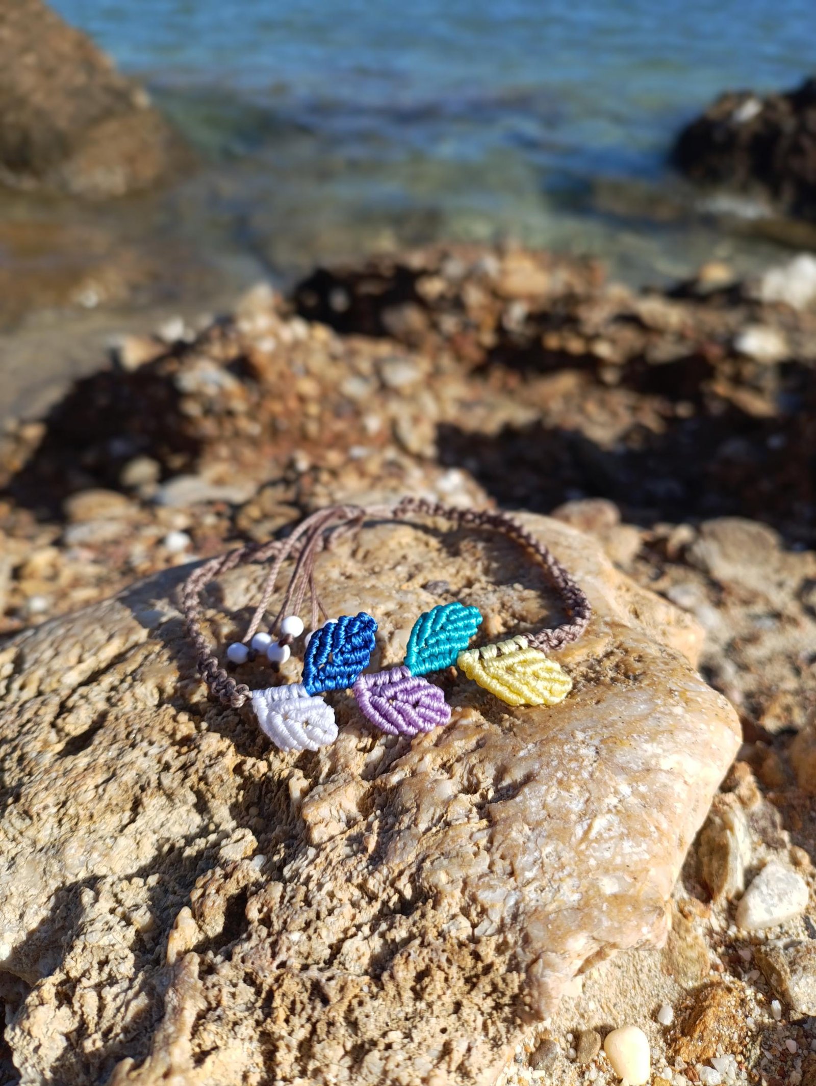 IMG_20251025_113748 Μακραμέ βραχιόλι ποδιού μπεζ με φύλλα χρωματιστά - Image 3