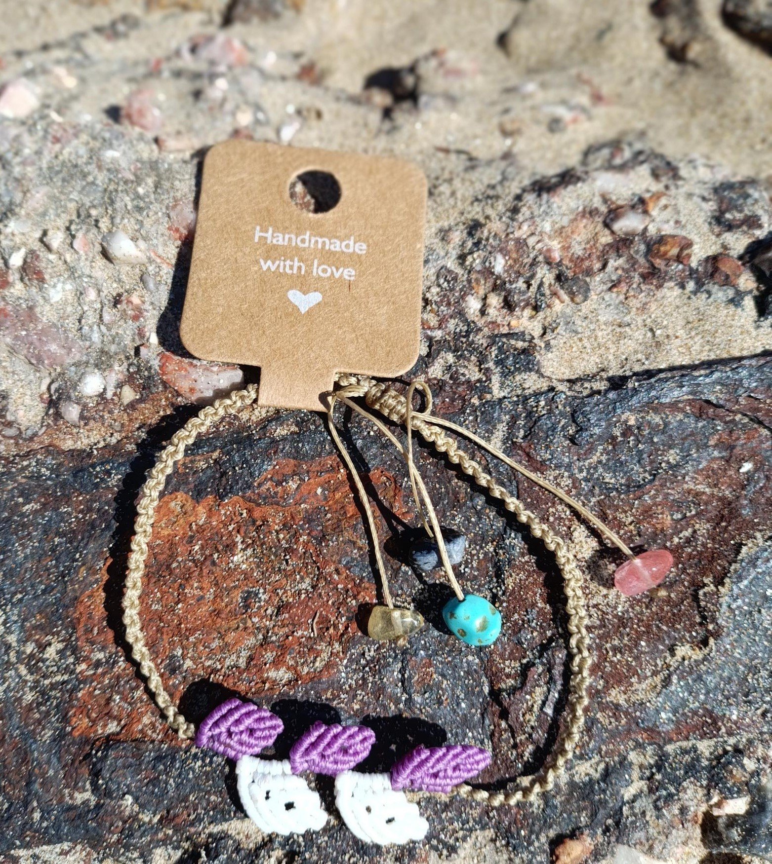 IMG_20251025_120439 Μακραμέ βραχιόλι ποδιού μπεζ με φύλλα μωβ-άσπρο - Image 3