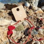 Μακραμέ βραχιόλι ποδιού χρυσό-κόκκινο με κόκκινεσ καρδιές