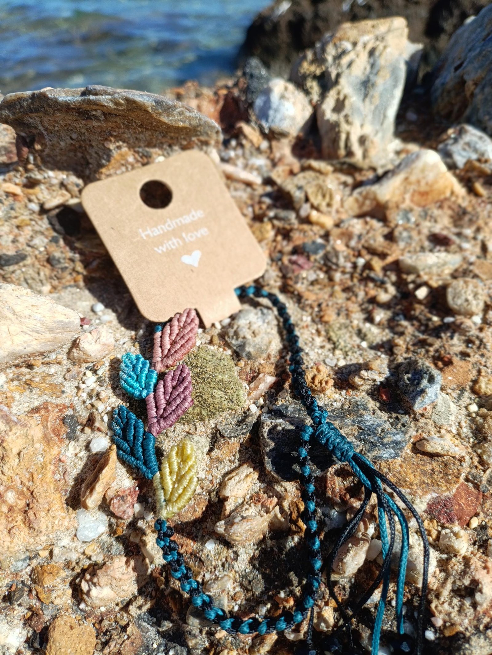 IMG_20251025_120857 Μακραμέ βραχιόλι ποδιού μπλε-μαύρο με φύλλα χρωματιστά - Image 3