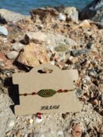 Μακραμέ βραχιόλι χεριού λαδί με κόκκινες χάντρες