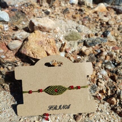 Μακραμέ βραχιόλι χεριού λαδί με κόκκινες χάντρες