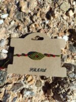 Μακραμέ βραχιόλι χεριού λαδί με κόκκινες χάντρες - Image 2