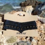Μακραμέ βραχιόλι χεριού μαύρο-μπλε με μπρονζέ χάντρες