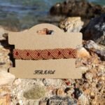 Μακραμέ βραχιόλι χεριού μελί με κόκκινες χάντρες