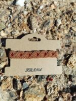 Μακραμέ βραχιόλι χεριού μελί με κόκκινες χάντρες - Image 2