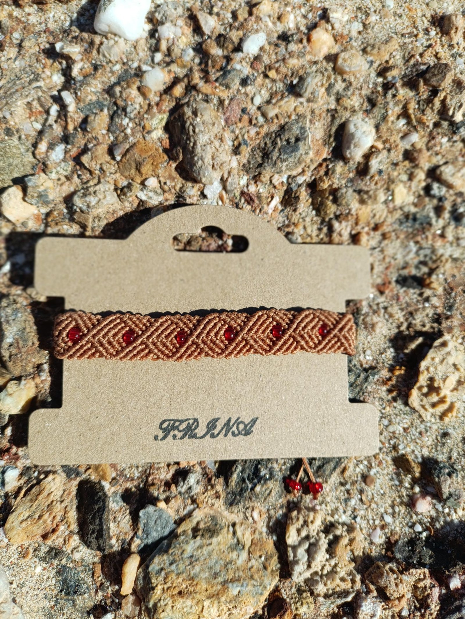 IMG_20251025_131304 Μακραμέ βραχιόλι χεριού μελί με κόκκινες χάντρες - Image 2