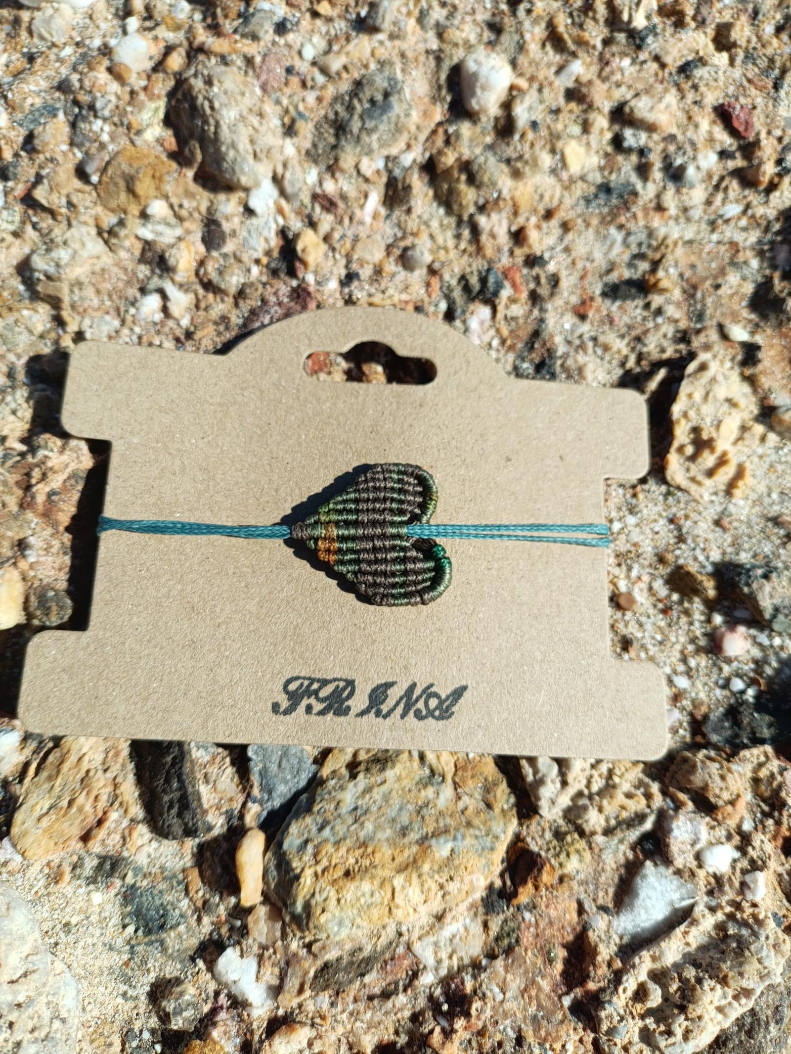 IMG_20251025_131729 Μακραμέ βραχιόλι χεριού καρδιά χακί - Image 2