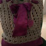 Τσάντα πλεκτή ώμου γκρι-μωβ με σατέν κορδέλα