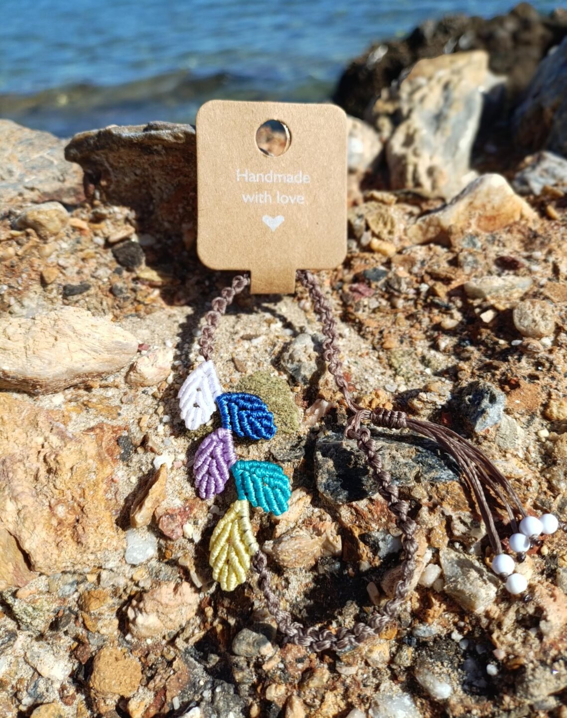 cropped-IMG_20251025_120702-1.jpg Μακραμέ βραχιόλι ποδιού μπεζ με φύλλα χρωματιστά - Image 1