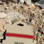 Μακραμέ βραχιόλι χεριού κόκκινο-χρυσό