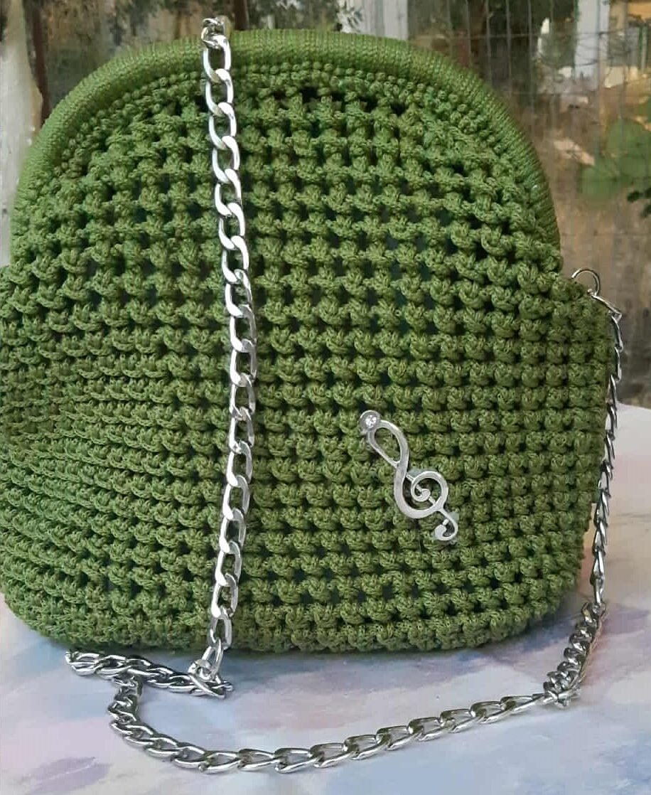 cropped-bcd7288b-2992-4870-9529-bbddc5157a04.jpg Πλεκτή τσάντα ώμου με μοντέρνα γραμμή - Image 1