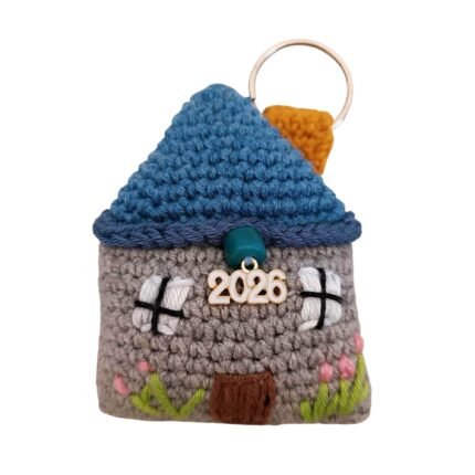 Μπρελόκ - γούρι 2026 "γκρι σπιτάκι" (amigurumi)