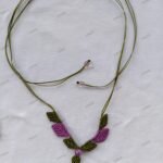 ΜΑΚΡΑΜΕ ΚΟΛΙΕ ΜΕ ΦΥΛΛΑ ΜΩΒ-ΛΑΔΙ ΚΑΙ ΡΟΖ ΧΑΝΤΡΑ