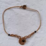 ΜΑΚΡΑΜΕ ΚΟΛΙΕ ΚΑΦΕ ΜΕ ΜΑΥΡΕΣ ΧΑΝΤΡΕΣ ΚΑΙ ΚΟΥΜΠΩΜΑ