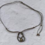 ΜΑΚΡΑΜΕ ΚΟΛΙΕ ΓΚΡΙ ΜΕ ΜΠΡΟΝΖΕ ΧΑΝΤΡΕΣ