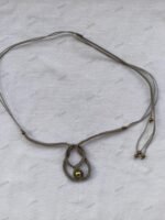 ΜΑΚΡΑΜΕ ΚΟΛΙΕ ΓΚΡΙ ΜΕ ΜΠΡΟΝΖΕ ΧΑΝΤΡΕΣ