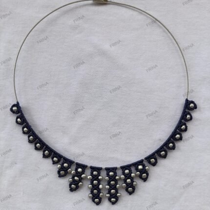 ΒΕΡΓΑ ΛΑΙΜΟΥ ΜΑΚΡΑΜΕ ΜΠΛΕ ΜΕ ΑΣΗΜΙ ΧΑΝΤΡΕΣ