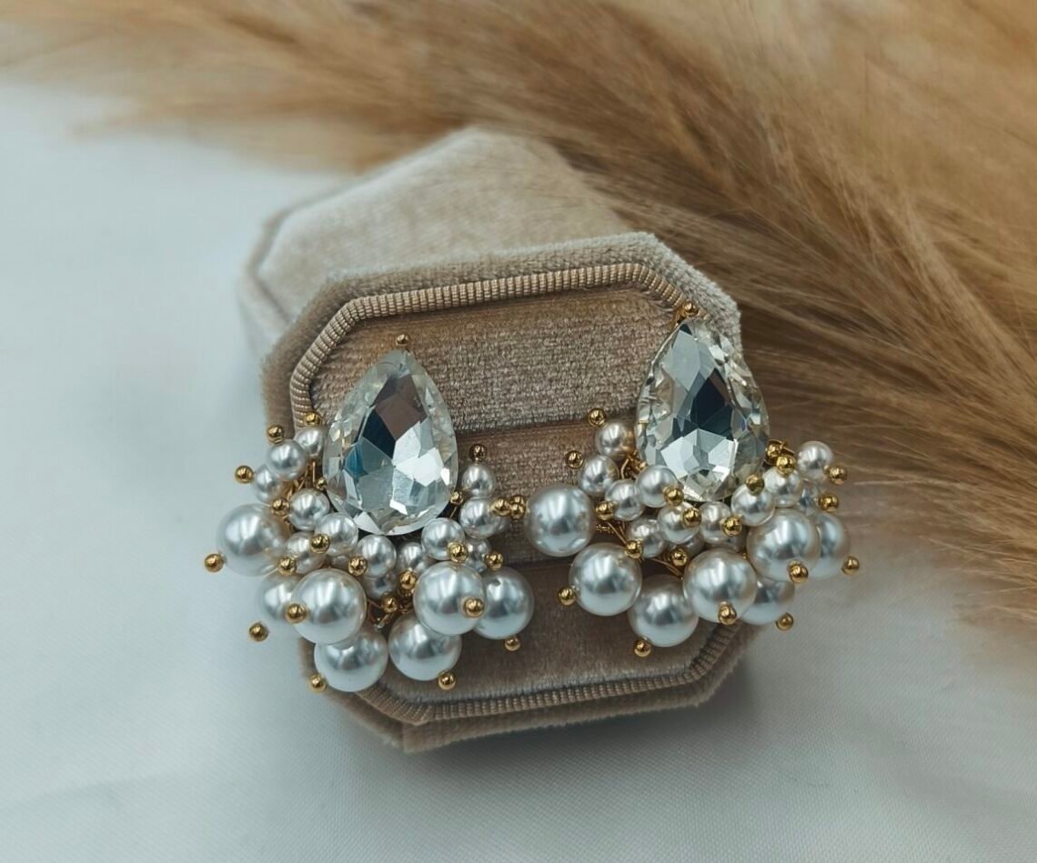 cropped-IMG_20251110_141703-scaled-1.jpg '' Pure Devotion '' Σκουλαρίκια με κρύσταλλο και πέρλες - Image 1