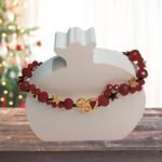 Γούρι βραχιολάκι κόκκινο με χρυσό “26” και αστεράκια - Image 3