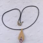 Κορδόνι λαιμού με μακραμέ μενταγιόν μπεζ και ροζ χάντρα