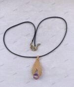 Κορδόνι λαιμού με μακραμέ μενταγιόν μπεζ και ροζ χάντρα