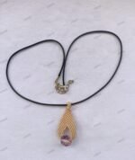 Κορδόνι λαιμού με μακραμέ μενταγιόν μπεζ και ροζ χάντρα