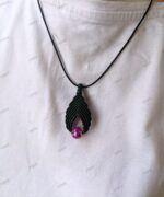 Κορδόνι λαιμού με μακραμέ μενταγιόν κυπαρισσί και μωβ χάντρα - Image 2