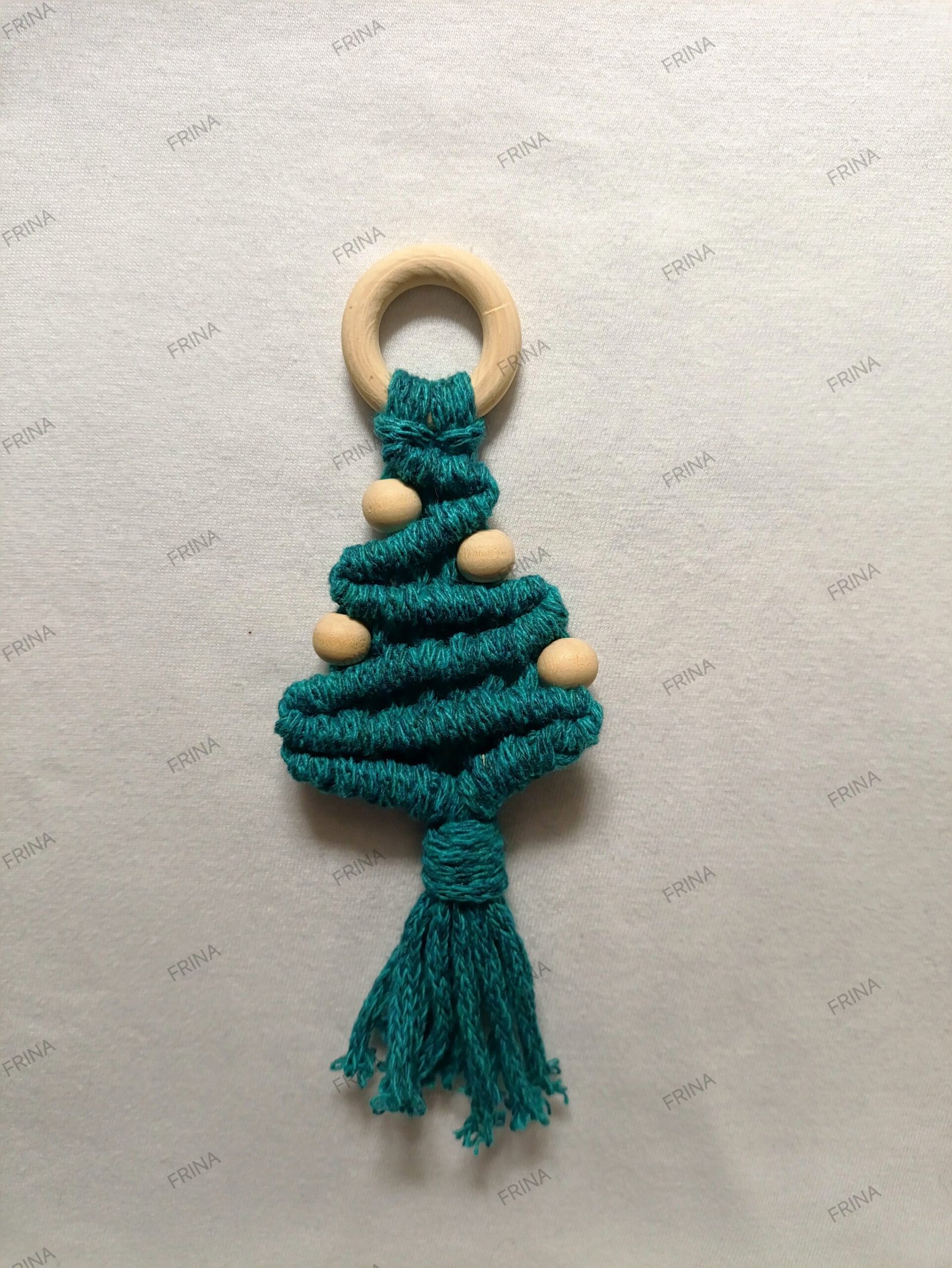 IMG_20251208_190814 ΧΡΙΣΤΟΥΓΕΝΝΙΑΤΙΚΟ ΣΤΟΛΙΔΙ ΜΑΚΡΑΜΕ ΔΕΝΤΡΟ ΠΡΑΣΙΝΟ ΜΕ ΜΠΕΖ ΧΑΝΤΡΕΣ - Image 1