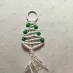 ΧΡΙΣΤΟΥΓΕΝΝΙΑΤΙΚΟ ΣΤΟΛΙΔΙ ΜΑΚΡΑΜΕ ΔΕΝΤΡΟ ΑΣΠΡΟ ΜΕ ΠΡΑΣΙΝΕΣ ΧΑΝΤΡΕΣ