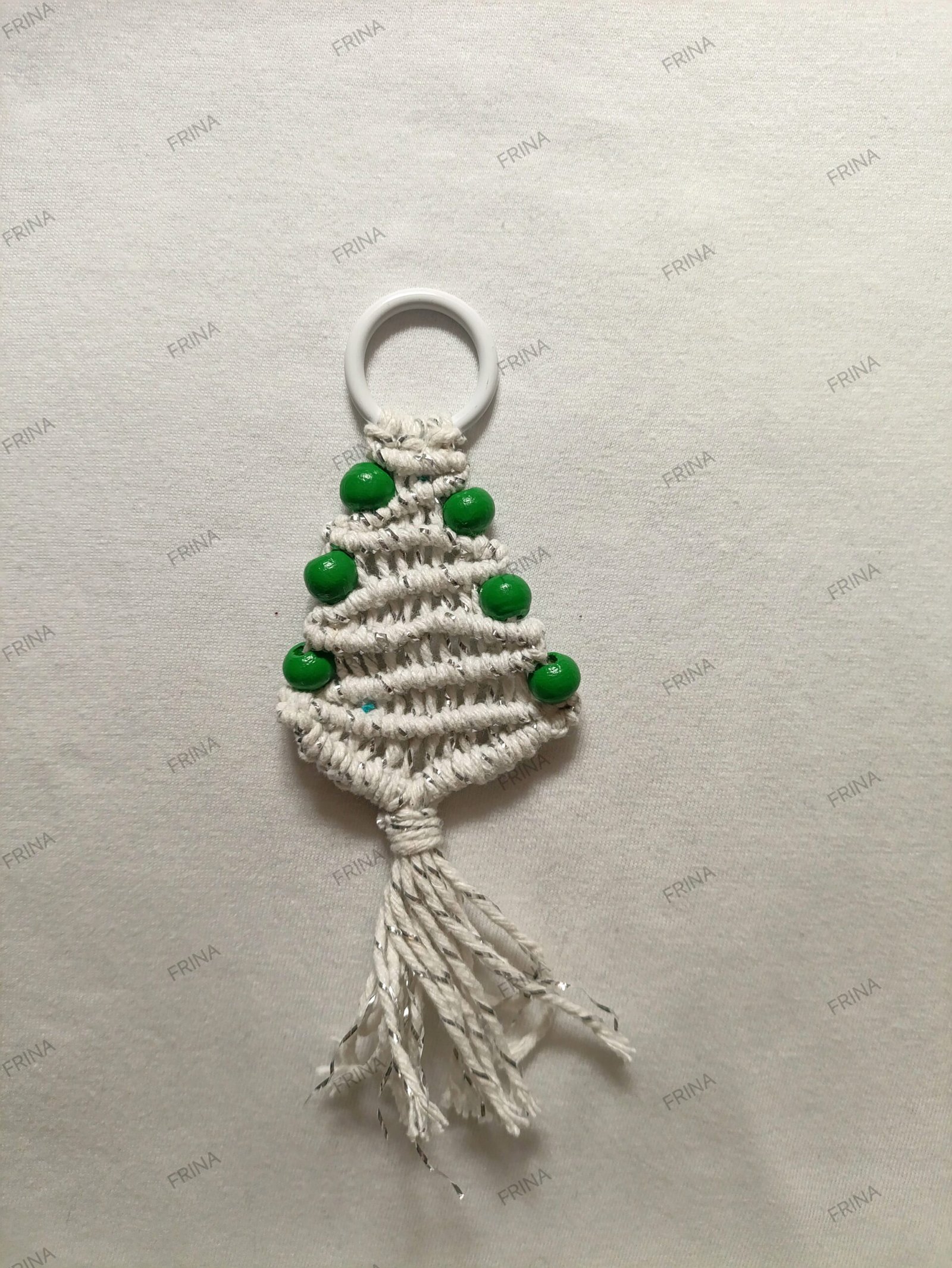 IMG_20251208_190845 ΧΡΙΣΤΟΥΓΕΝΝΙΑΤΙΚΟ ΣΤΟΛΙΔΙ ΜΑΚΡΑΜΕ ΔΕΝΤΡΟ ΑΣΠΡΟ ΜΕ ΠΡΑΣΙΝΕΣ ΧΑΝΤΡΕΣ - Image 1