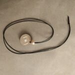 Μακρύ κολιέ ξύλινο ζωγραφισμένο με μαύρο κορδόνι και σομόν πέρλα - Image 2