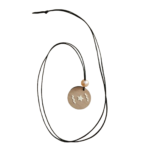 IMG_20251209_184353-removebg-preview Μακρύ κολιέ ξύλινο ζωγραφισμένο με μαύρο κορδόνι και σομόν πέρλα - Image 1