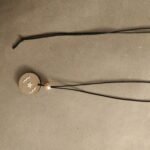 Μακρύ κολιέ ξύλινο ζωγραφισμένο με μαύρο κορδόνι και σομόν πέρλα - Image 3