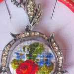 Κολιέ με κέντημα στο χέρι.