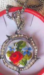 Κολιέ με κέντημα στο χέρι.