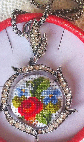 cropped-598132721_25875619645375571_5785597619140189264_n-12.png Κολιέ με κέντημα στο χέρι. - Image 1