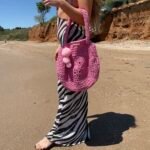 Μεγάλη πλεκτή, ροζ στρογγυλή τσάντα με pon pon