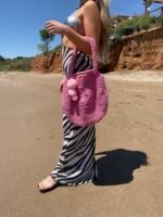 Μεγάλη πλεκτή, ροζ στρογγυλή τσάντα με pon pon