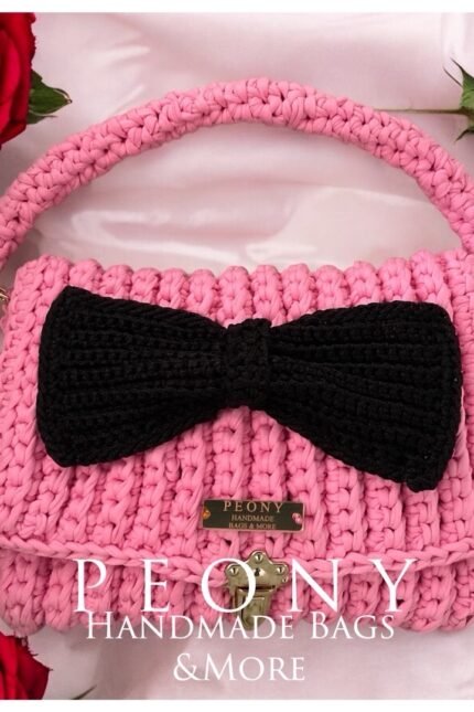 Ροζ τσαντα με μαύρο φιογκο