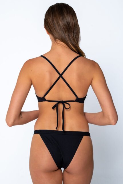 Sporty style front top with thin cross over tie up back Removable light pads Classic tanning cut bottom with thin bonded sides Suitable for women of all bust sizes 78% Polyamide (recycled)