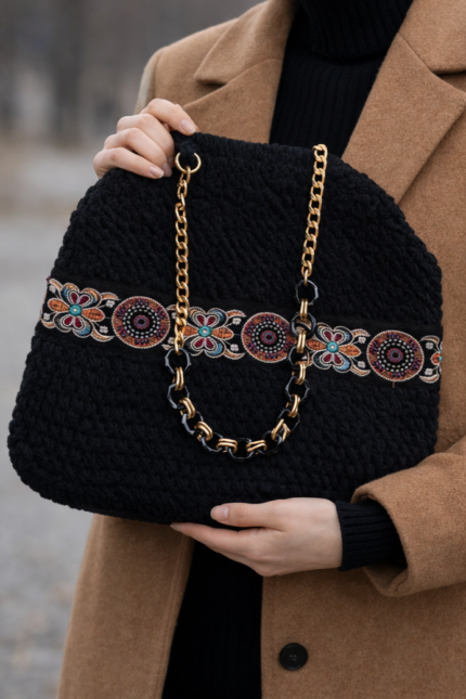Γυναικεία χειροποίητη πλεκτή τσάντα ώμου και χειρός από βελουτέ νήμα σε μαύρο χρώμα και διακοσμητική τρέσα.