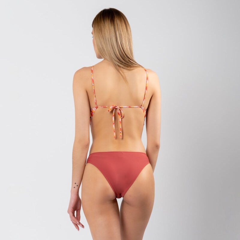 Diamond shaped one-piece Mid-rise front and side Best suited for A B and C cups Removable light pads No clasp Fully Lined Model wears size S