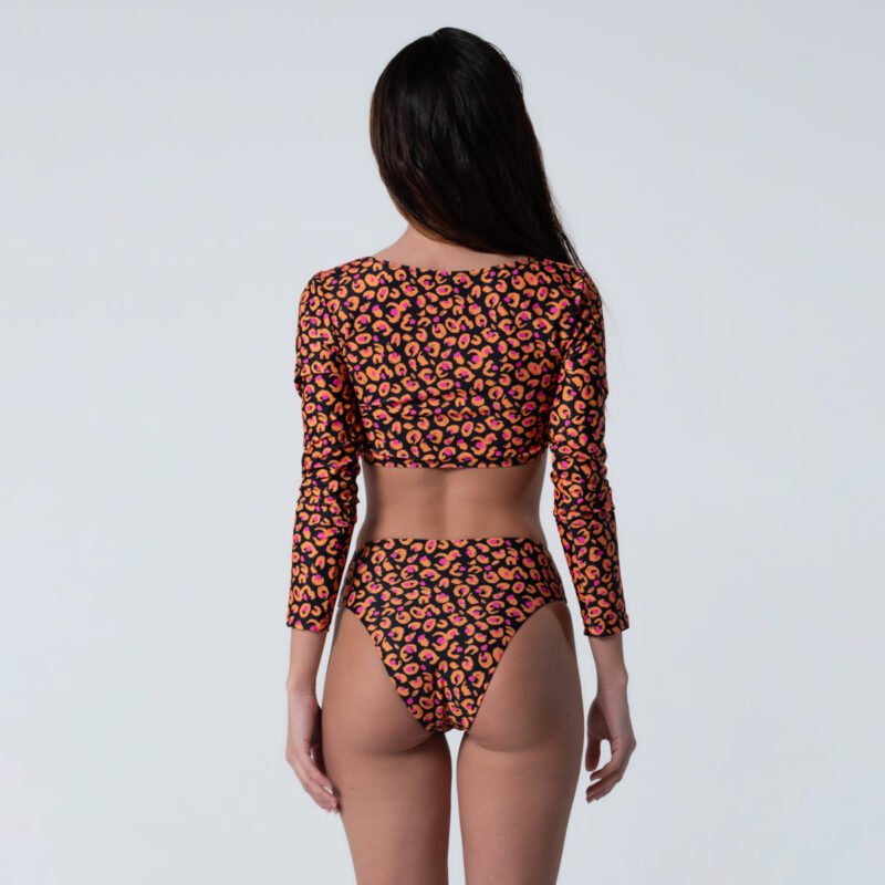 Featuring long sleeve